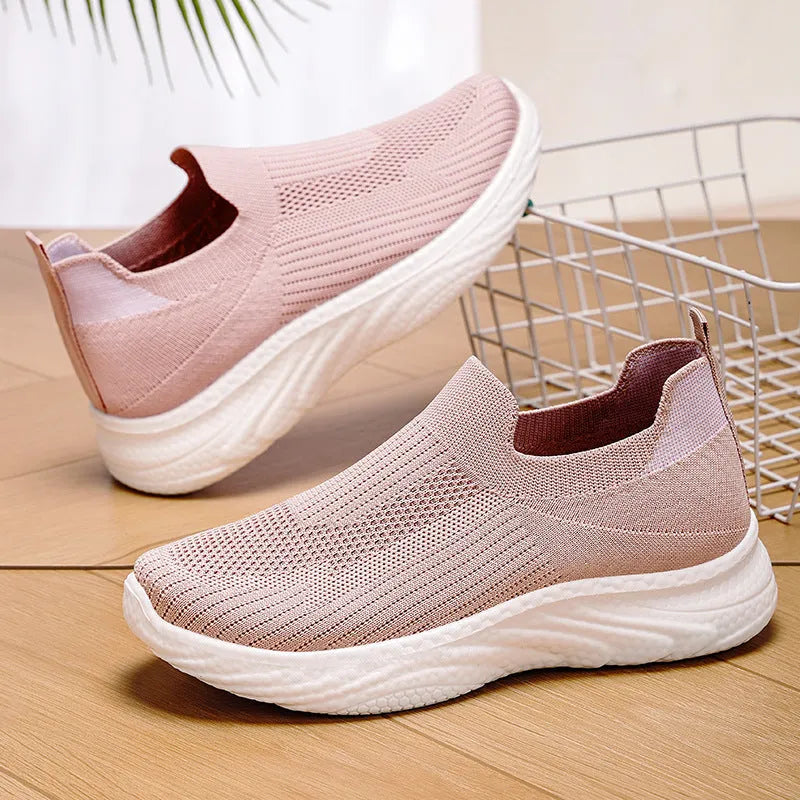 Breathable Flyknit running shoes with soft sole and flat heel, solid colour, low top design