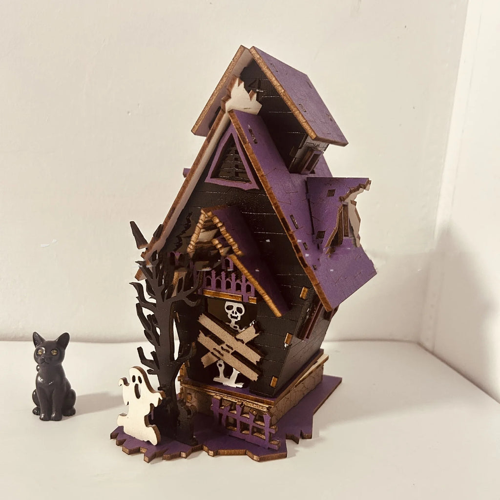 Wooden haunted house Halloween decoration measuring 14x10.5x19cm for DIY table display