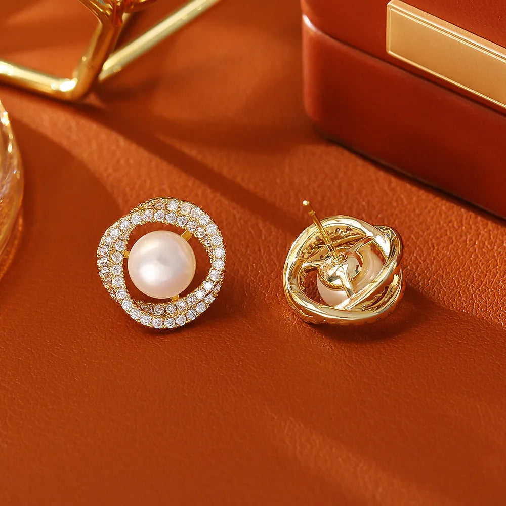 Natural pearl winding ear studs with real gold plating on copper base, geometric round shape, 1 cm diameter