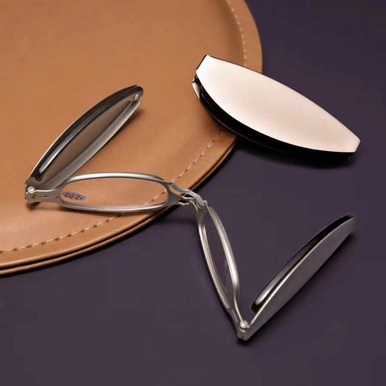 Folding presbyopic glasses in black retro style with pocket case