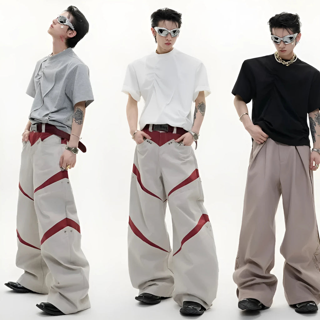 Men's loose fit pleated cotton T-shirt in solid colour with round neck and short sleeves.