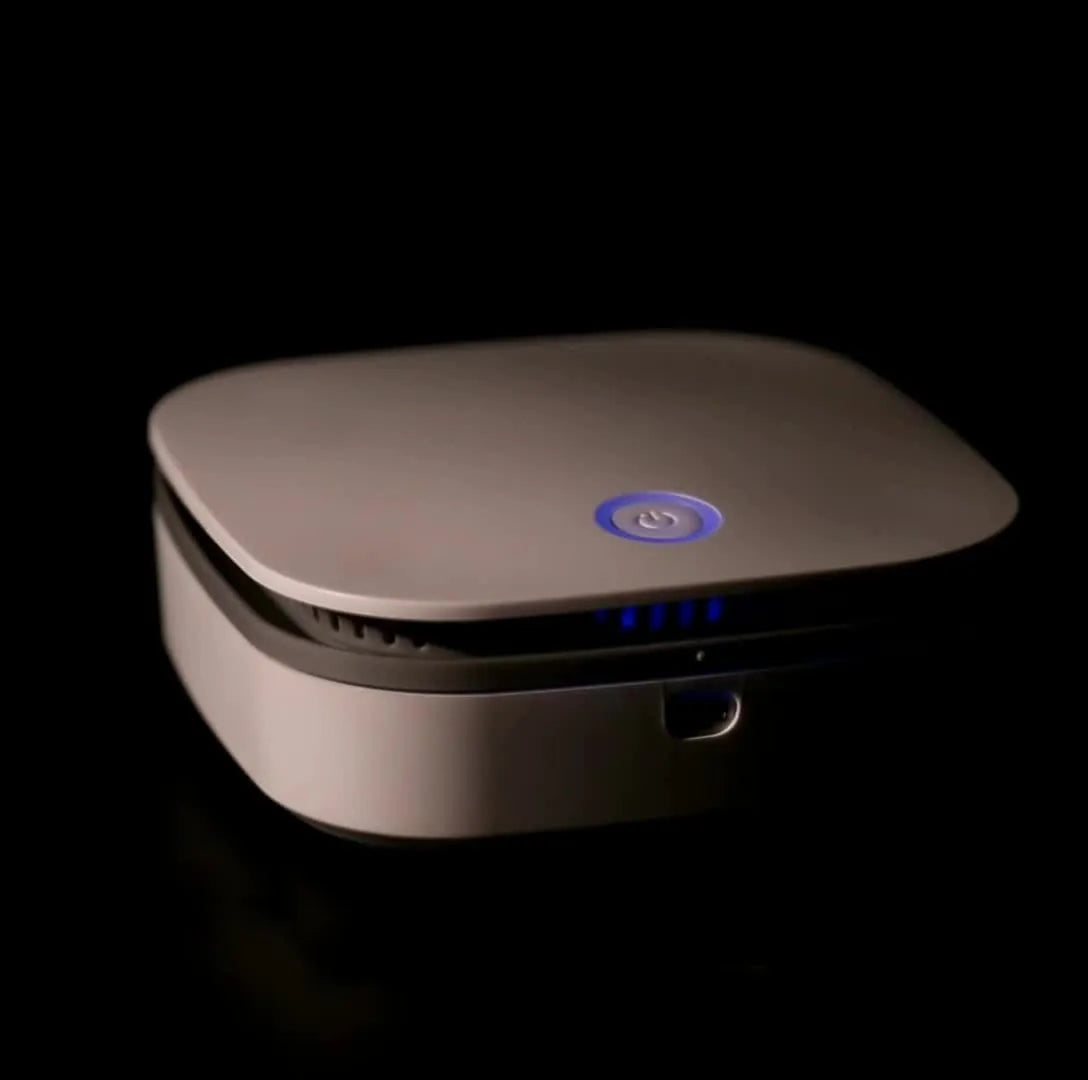 White USB-powered car air purifier with negative ion sterilisation and composite filter.