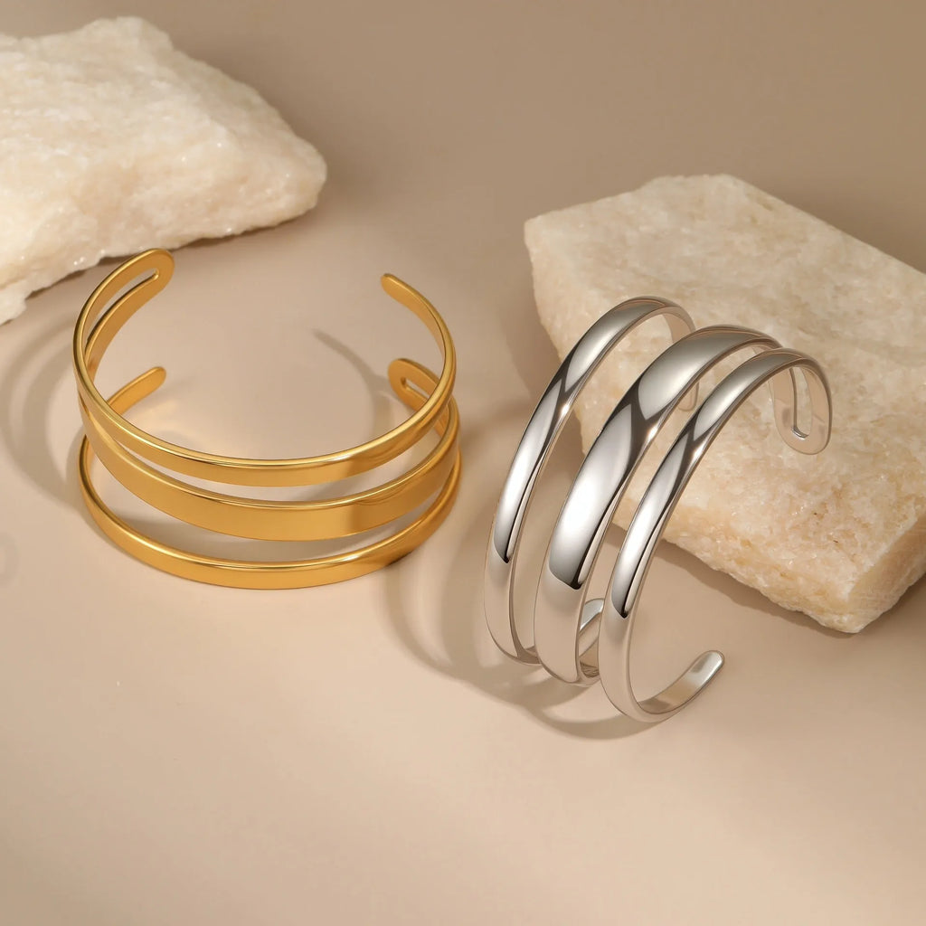 Geometric stainless steel bracelet with simple opening and linear decoration in gold or steel finish