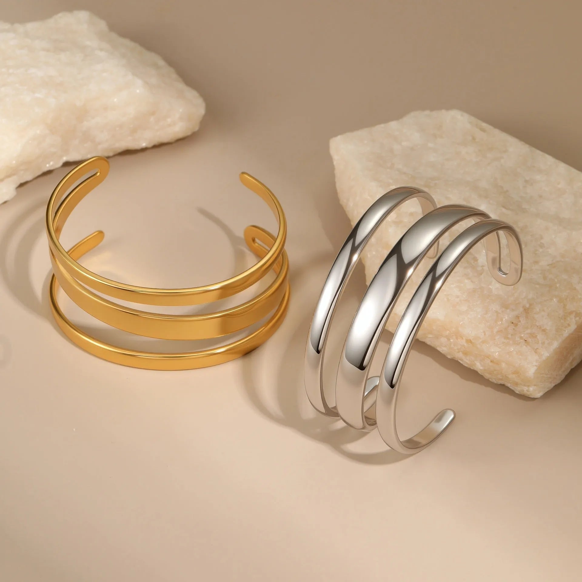 Geometric stainless steel bracelet with simple opening and linear decoration in gold or steel finish
