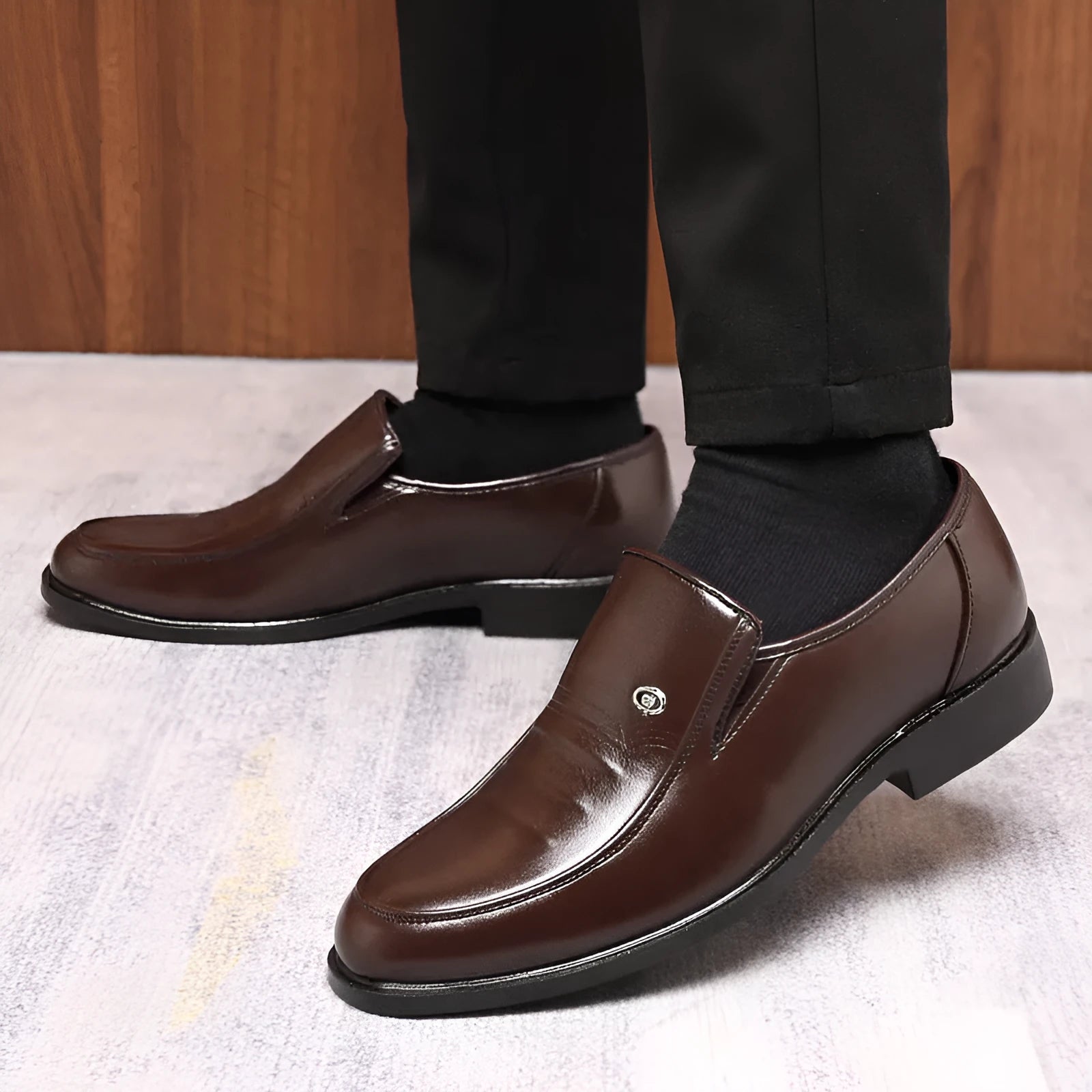 Men's plus size casual leather shoes in black and brown with low-top PU upper and rubber sole