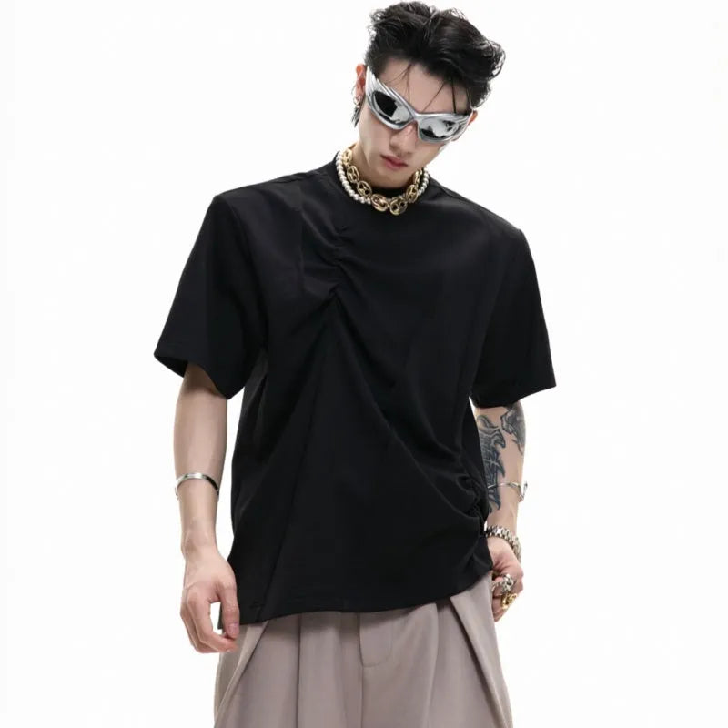 Men's loose fit pleated cotton T-shirt in solid colour with round neck and short sleeves.