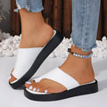 Women's thick-soled clip toe flat slippers in black with round toe and PU upper