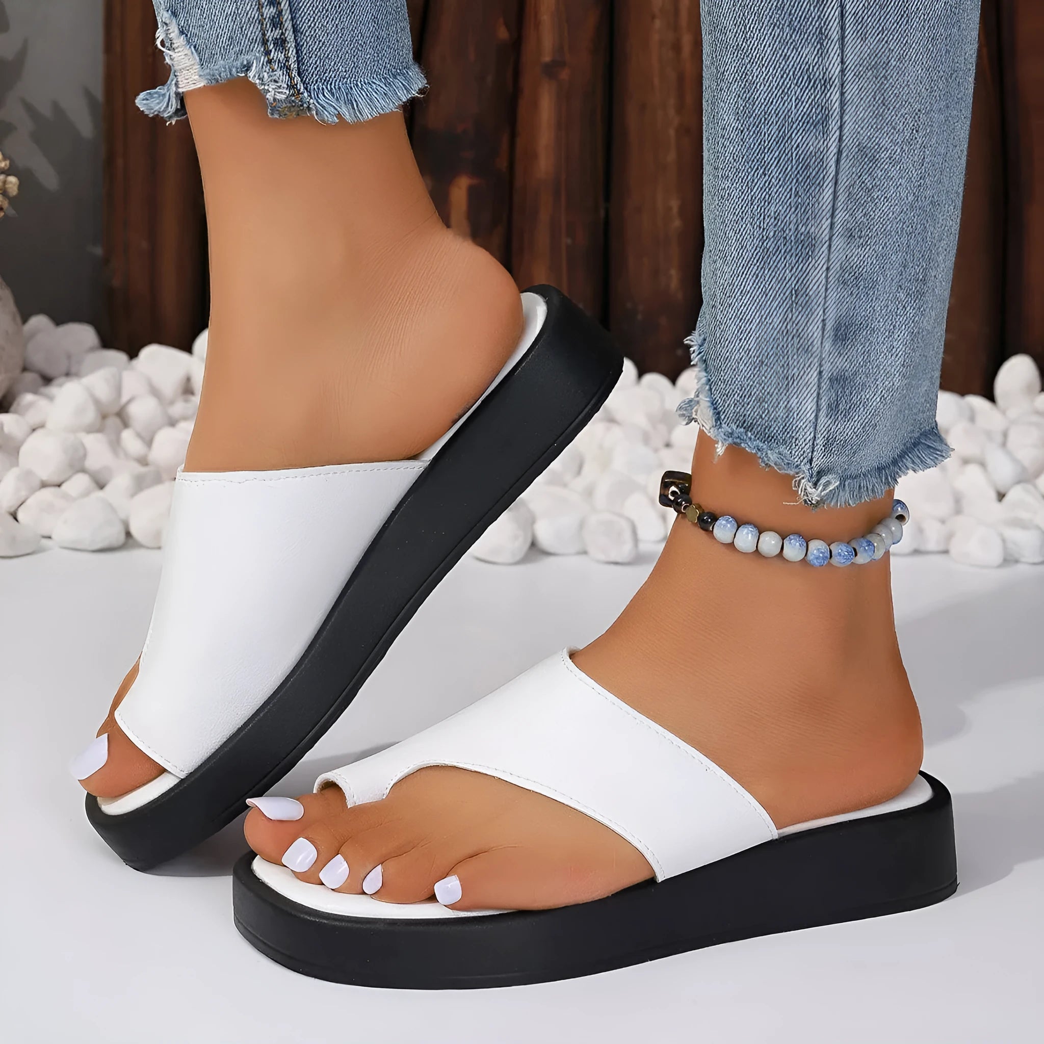 Women's thick-soled clip toe flat slippers in black with round toe and PU upper