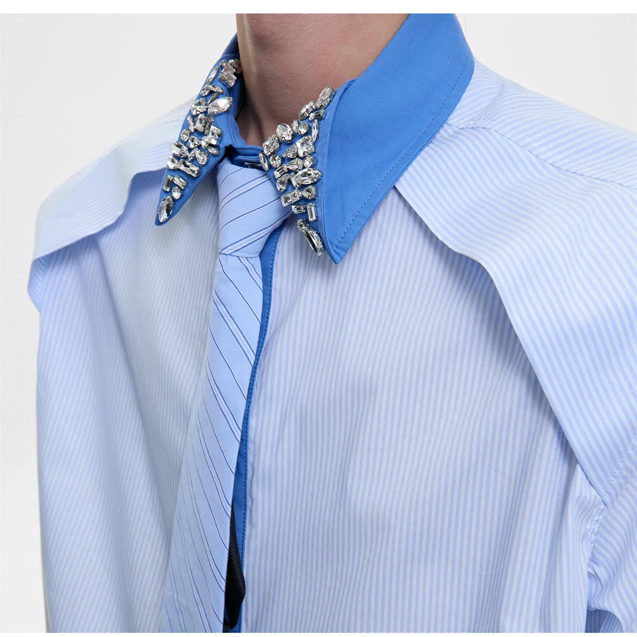 Men's loose fit dual-colour patchwork striped shirt with flip collar in blue