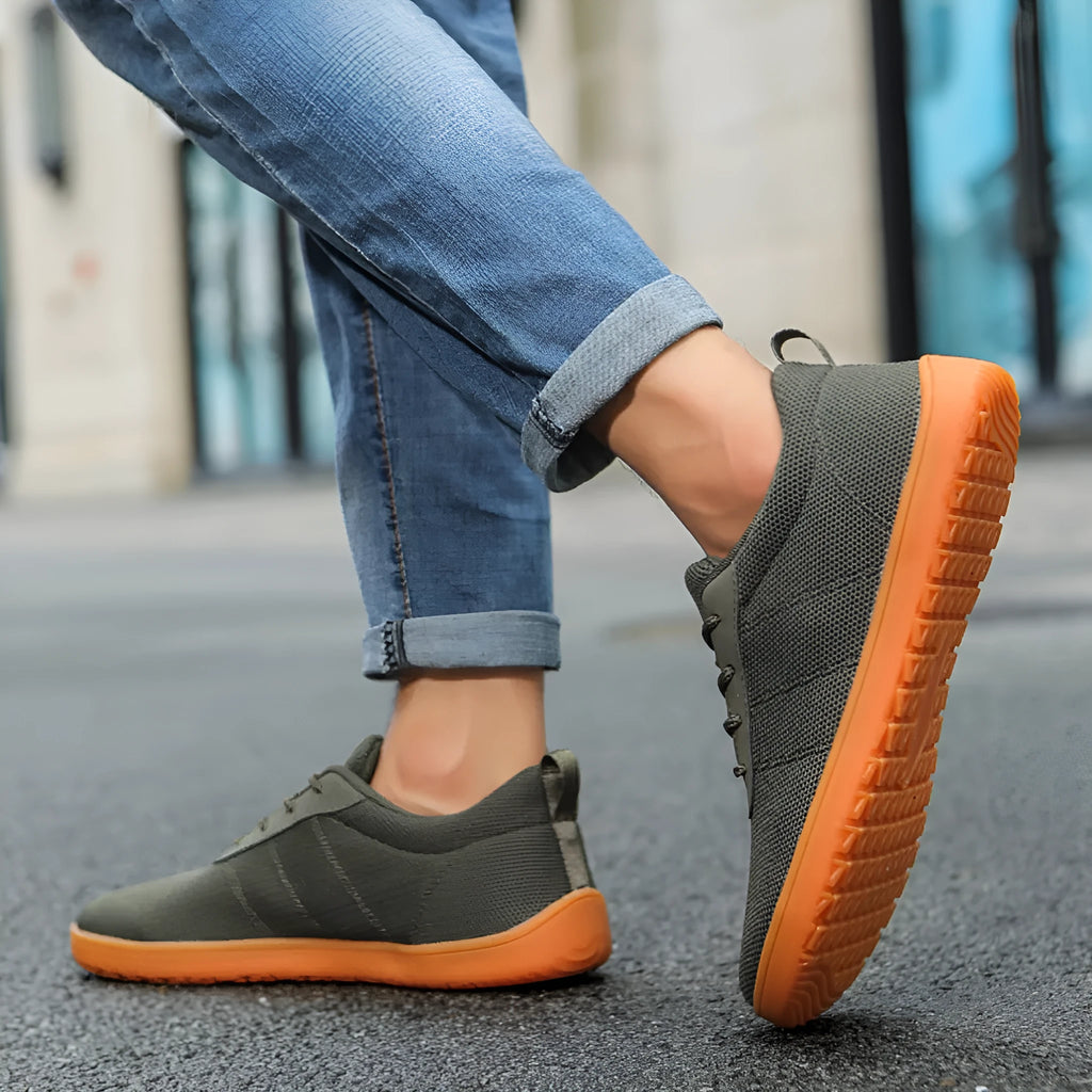 Men's hiking walking shoes with Flyknit upper, round wide toe, and non-slip rubber outsole in a solid colour