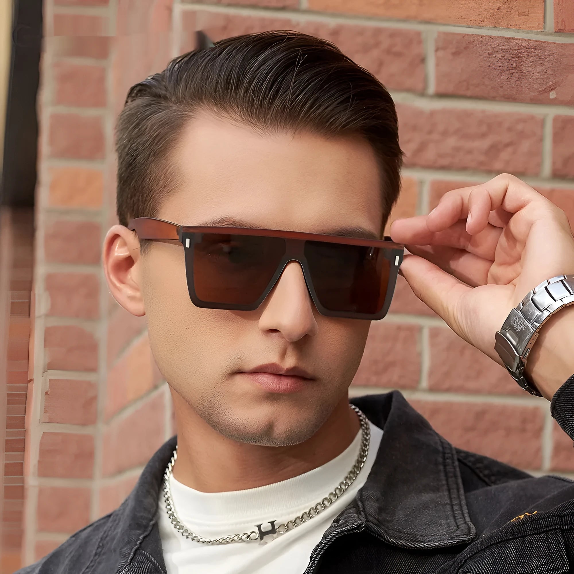 Polarised sun-resistant sunglasses with sand black frame and gray lenses for driving and outdoor use
