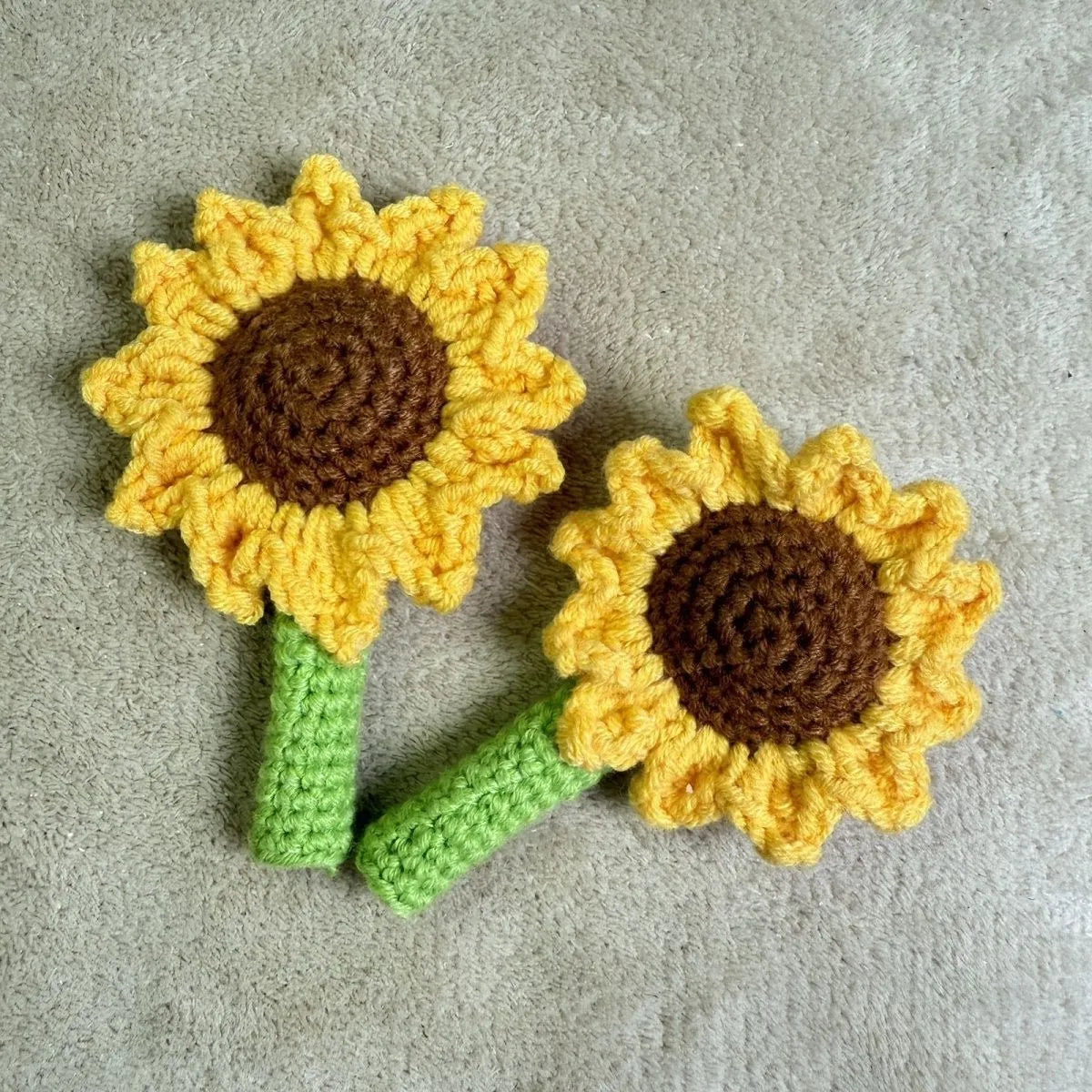 Hand-woven sunflower pen cover in fabric with sunflower design, available as desk storage for pens and pencils