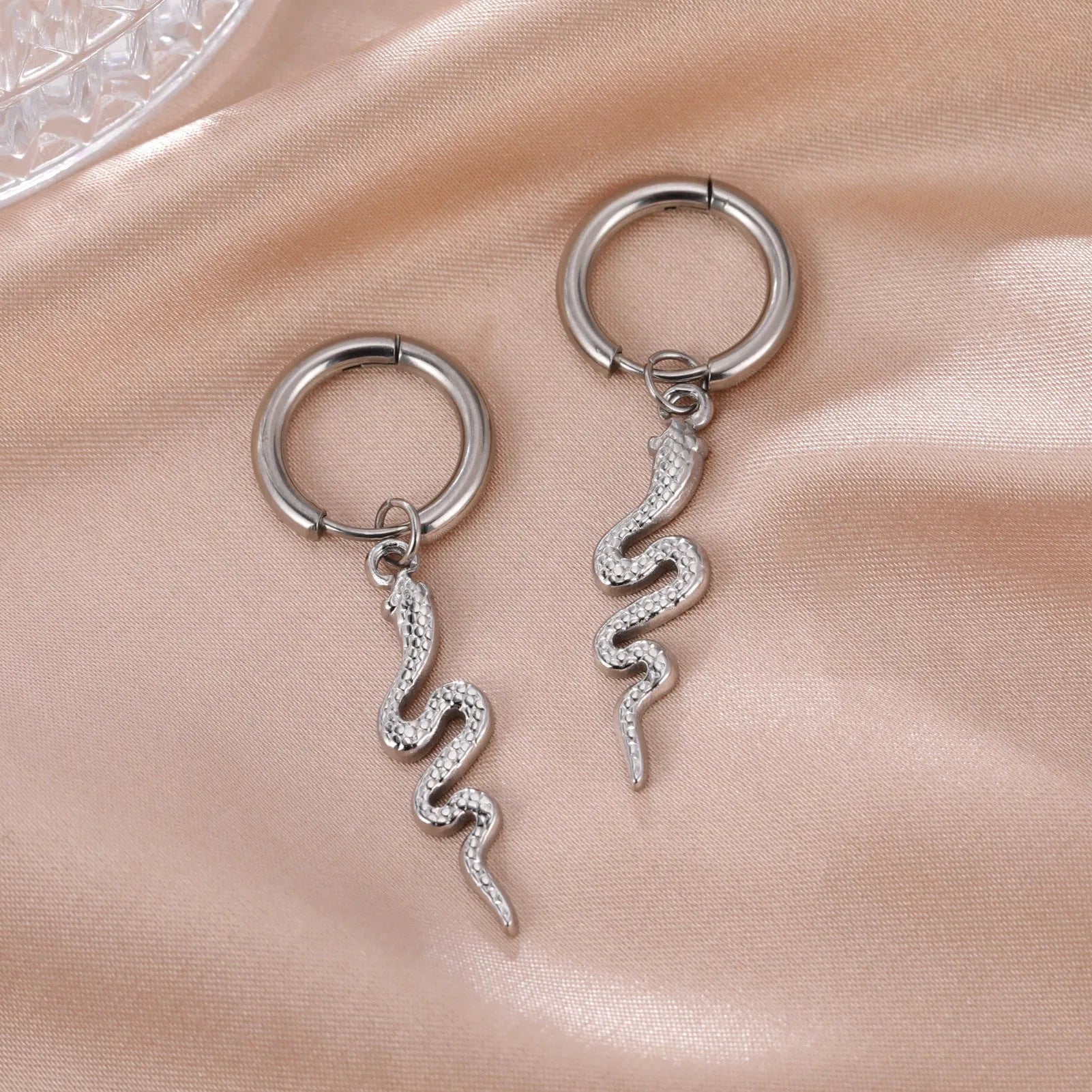 Snake-shaped stainless steel vintage ear clip earrings with gold plating