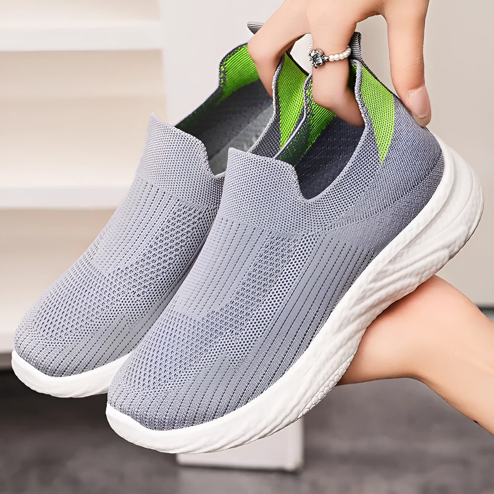 Breathable Flyknit running shoes with soft sole and flat heel, solid colour, low top design