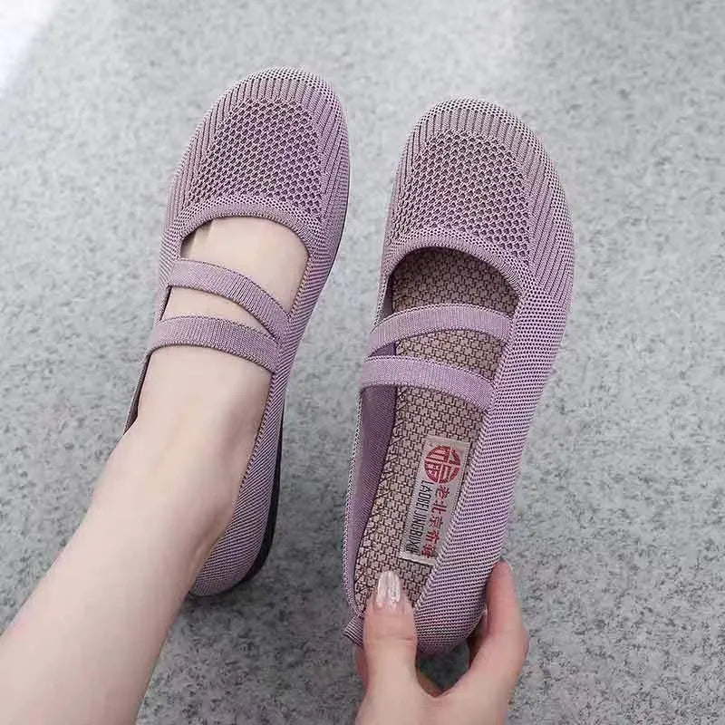 Slip-on flat shoes for elderly women with non-slip rubber sole and embroidered upper, round toe design