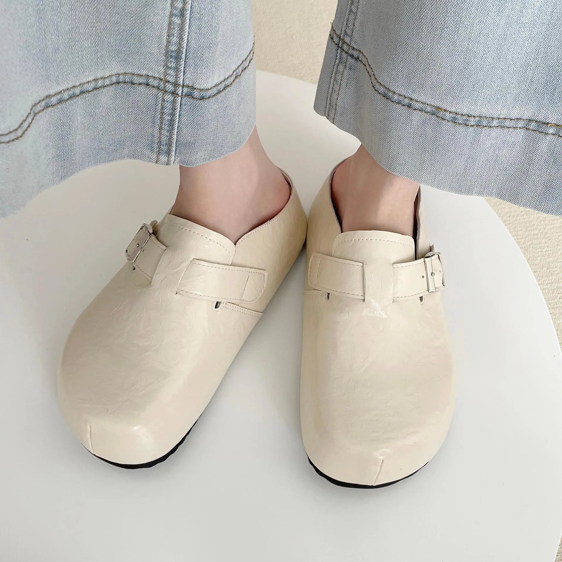 Flat buckle casual sneakers in PU upper, round toe, available in four colours and sizes 35-39