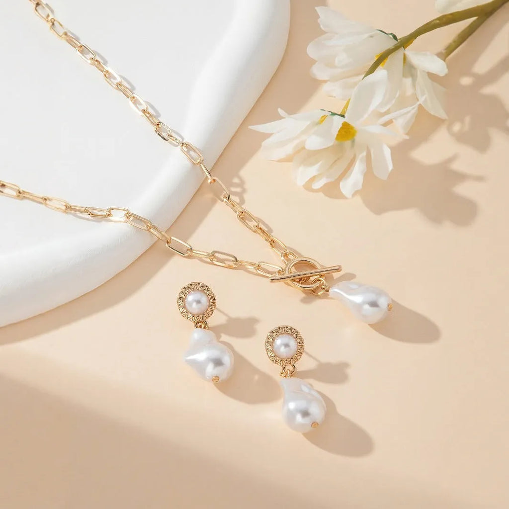 Retro baroque pearl pendant necklace and matching ear stud set in gold tone