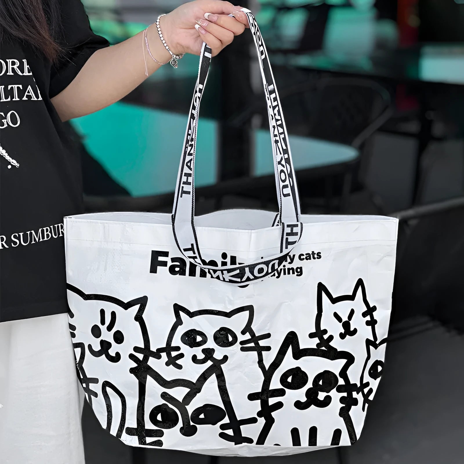 A colour-printed waterproof PP woven handbag in a portable size for clothing and cosmetics.