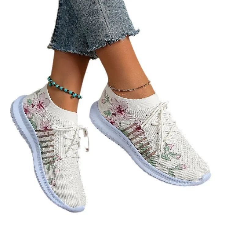 Women's breathable mesh flyknit running shoes, milky white, flat heel, round toe, rubber sole