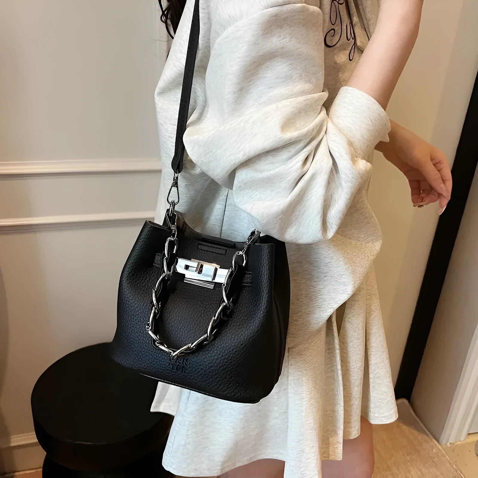 Retro PU leather bucket bag with chain detail, 20x17x13cm, available in pink