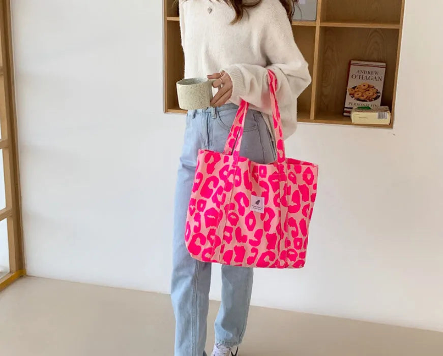 Large capacity Oxford cloth shoulder bag for women in pink with contrast colour detail and three-dimensional pocket