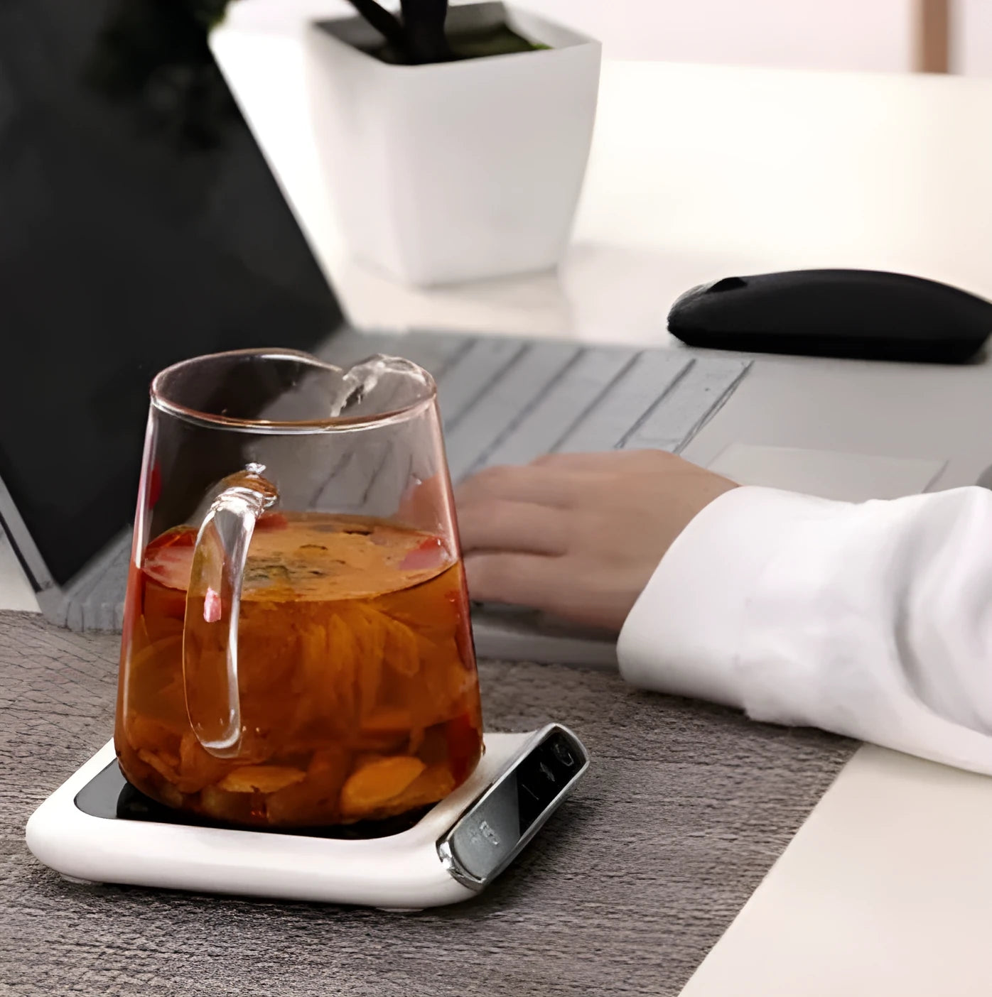Black 5V USB mini cup warmer with three-speed constant temperature heating coaster, 118x132mm