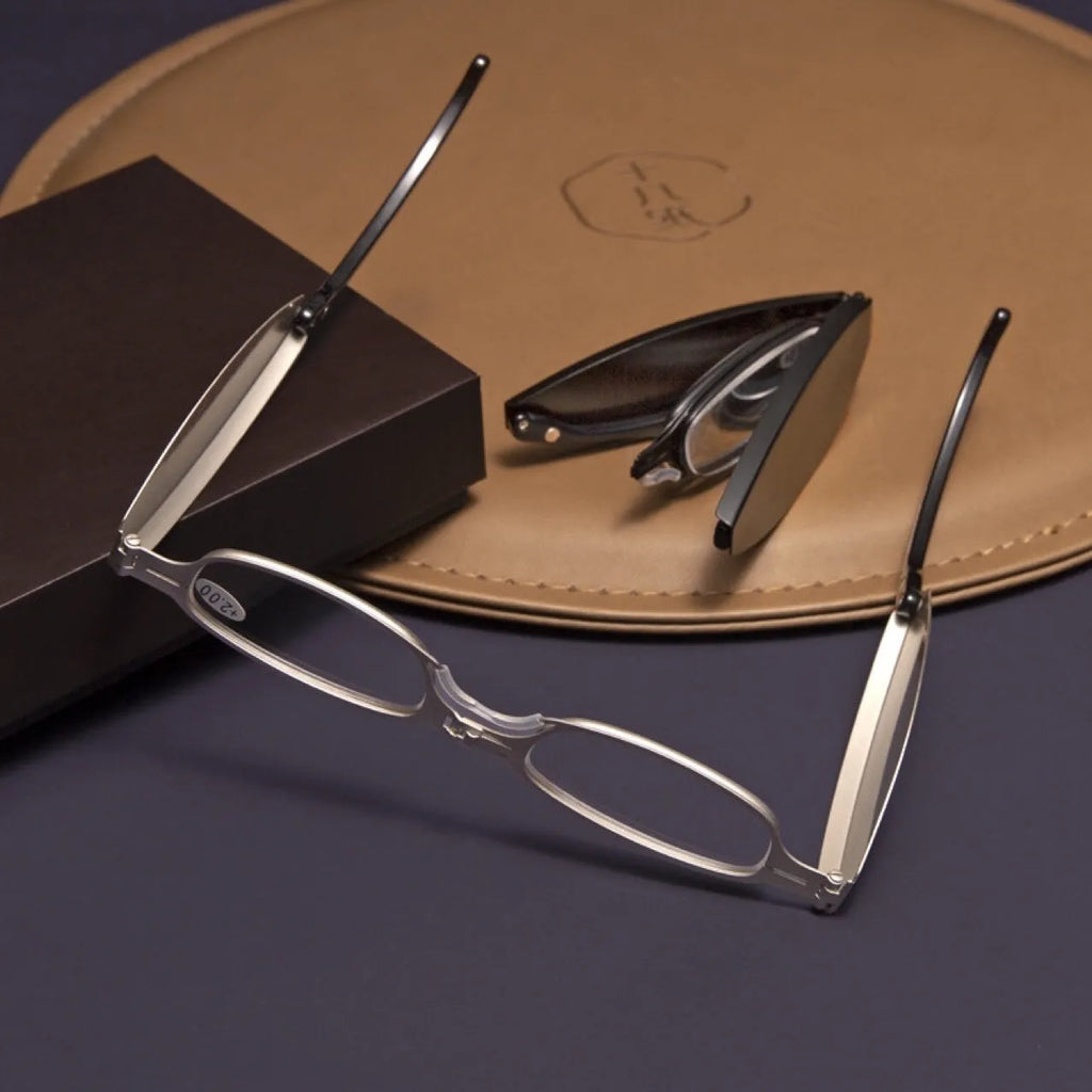 Folding presbyopic glasses in black retro style with pocket case