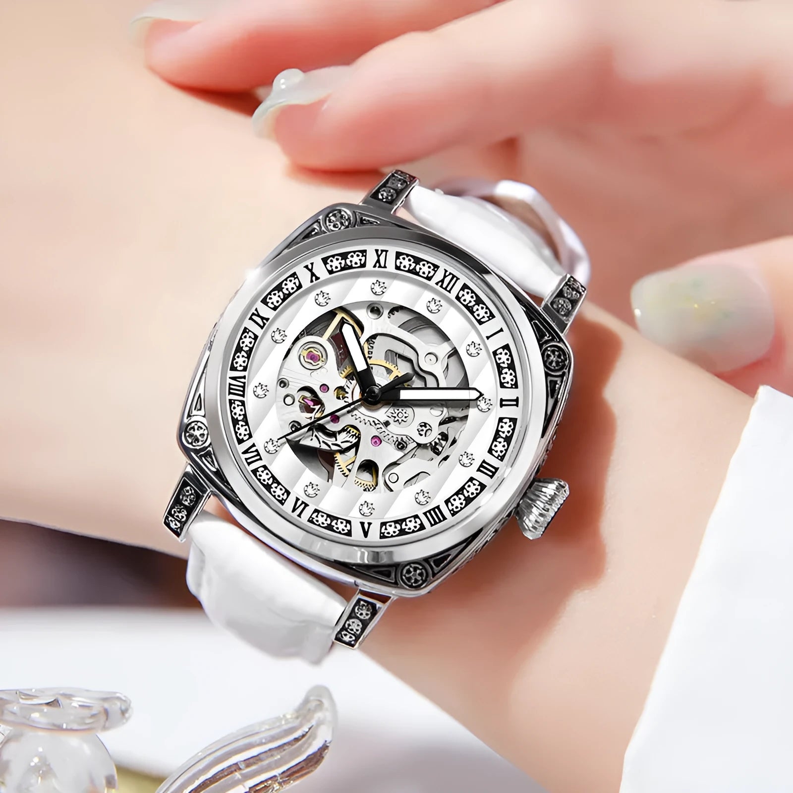Men's mechanical watch with leather strap luminous hands waterproof 10 metre in black red steel strip or white