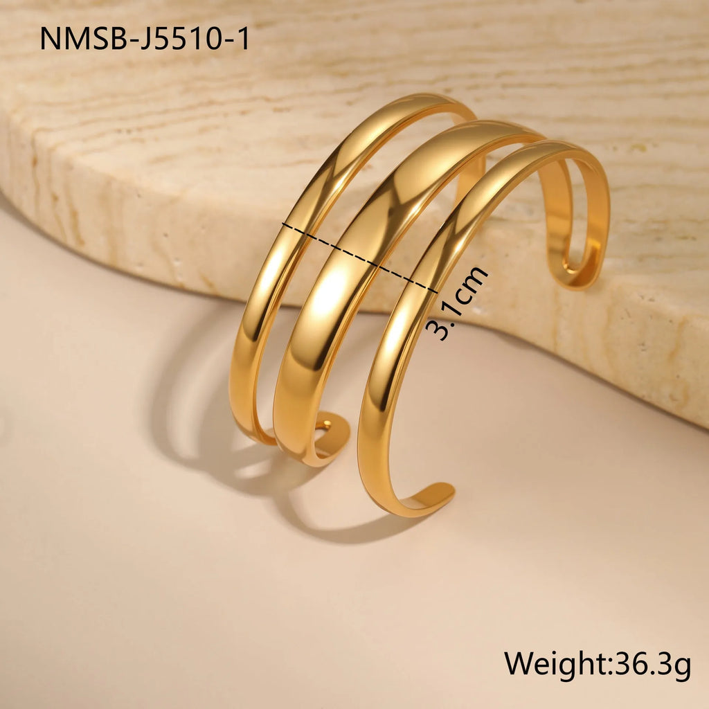 Geometric stainless steel bracelet with simple opening and linear decoration in gold or steel finish