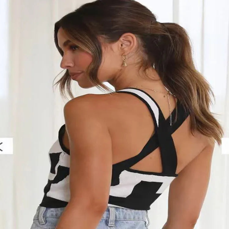 Women's slim fit U-collar camisole vest in a contrast colour for street fashion.