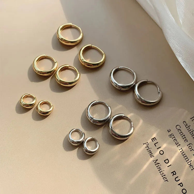 Women's retro minimalist geometric water drop earrings in gold and silver tone, shown in small, medium, and large sizes.