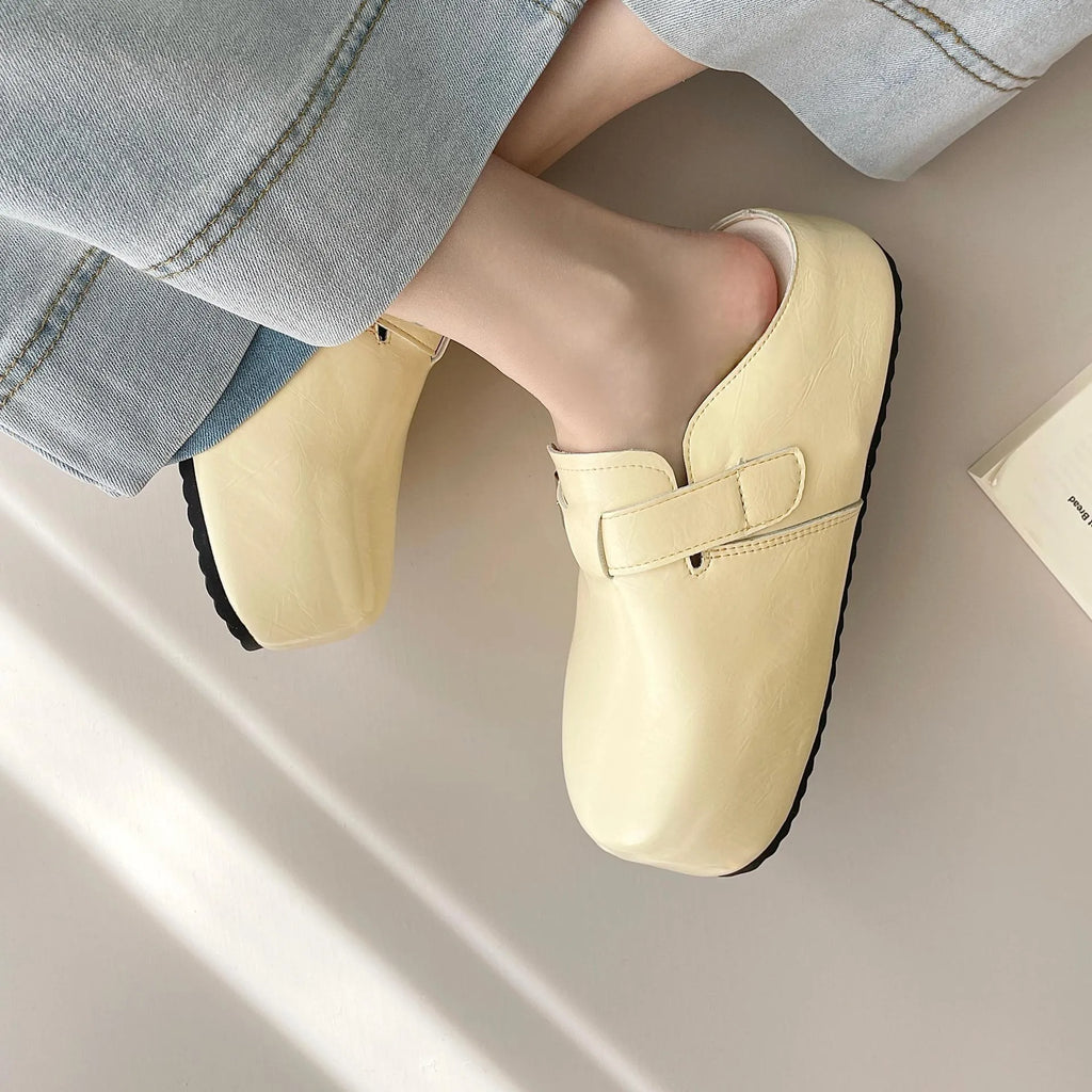 Flat buckle casual sneakers in PU upper, round toe, available in four colours and sizes 35-39