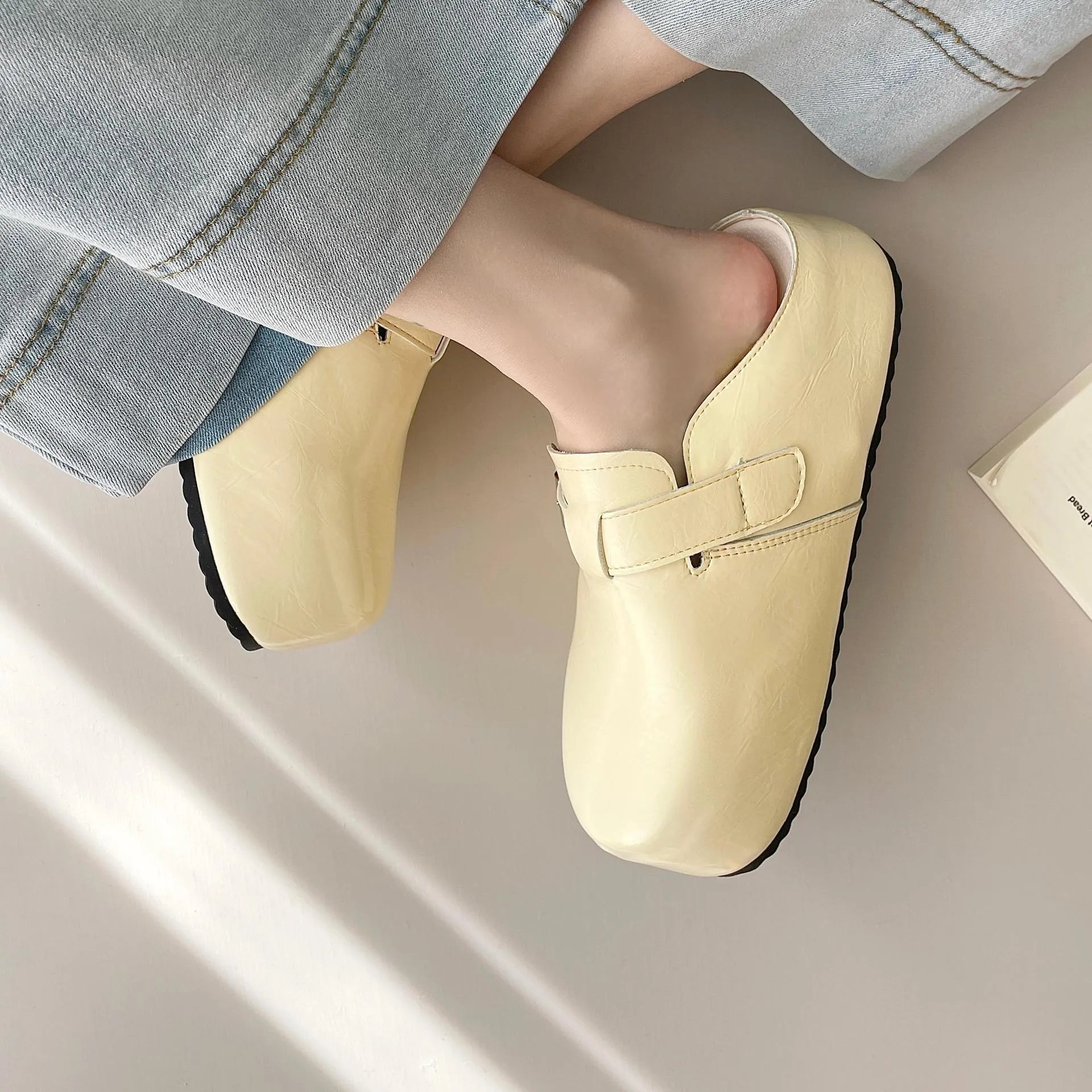 Flat buckle casual sneakers in PU upper, round toe, available in four colours and sizes 35-39
