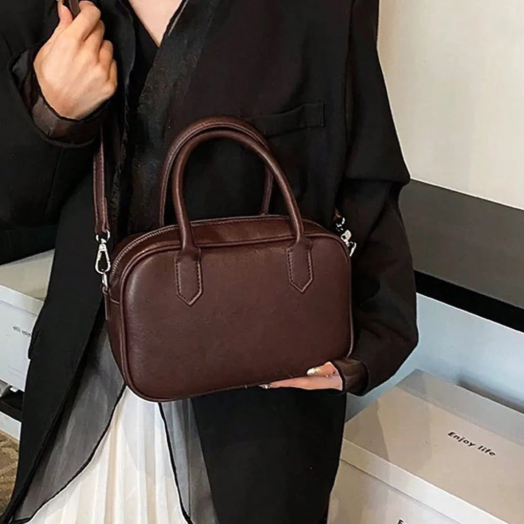 Retro small square simple shoulder messenger bag in black PU leather with horizontal shape and single strap