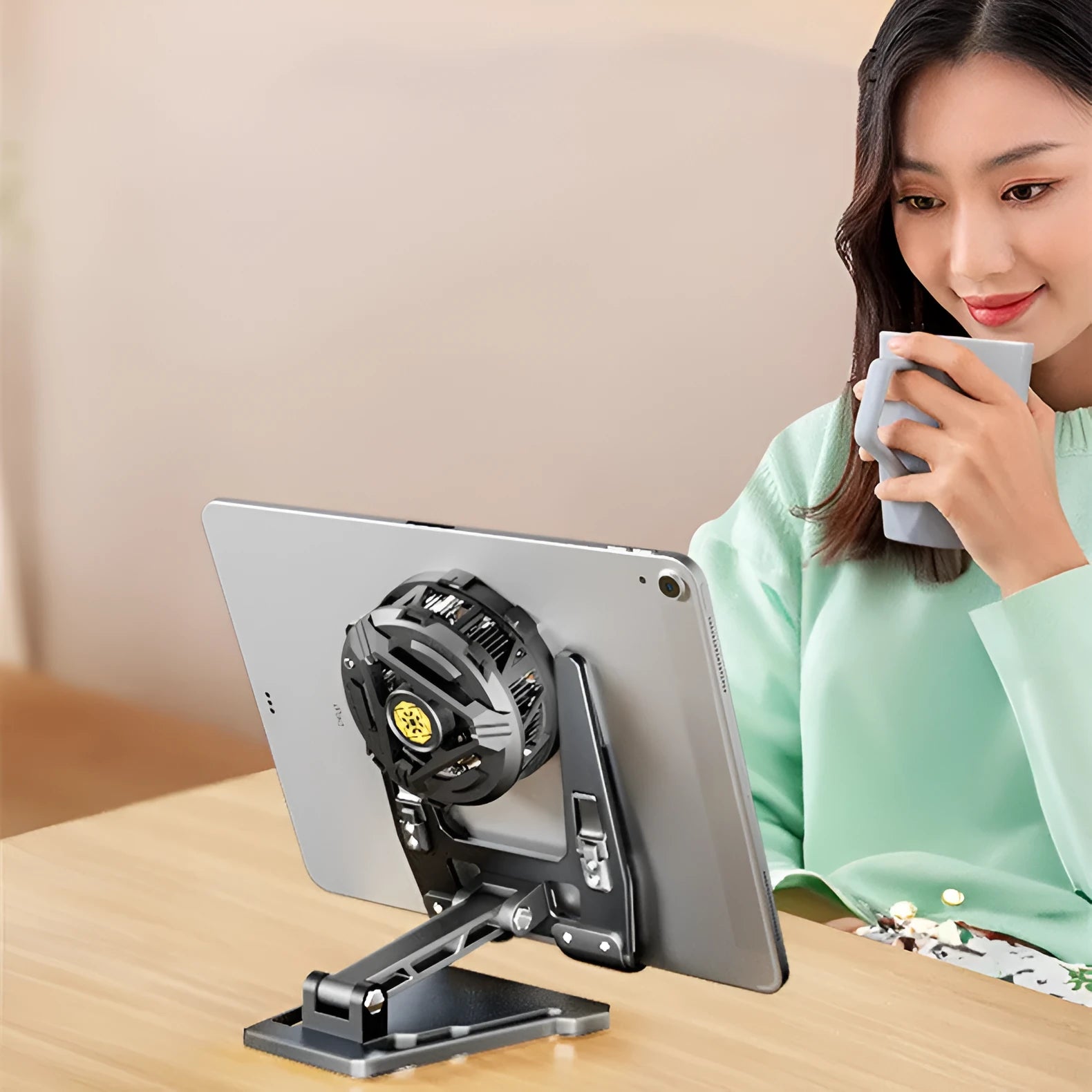 Creative desktop phone holder in aluminium alloy with radiator bracket, FZ01 style, on a desk