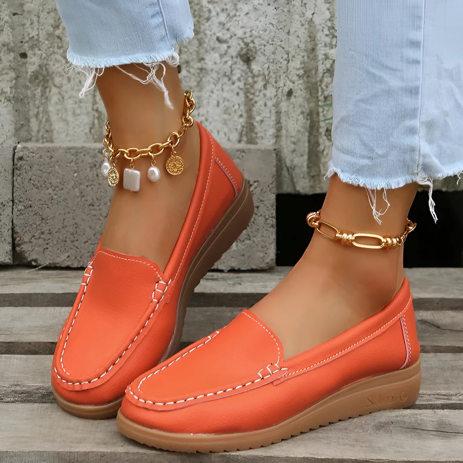 Women's flat loafers in PU leather with round toe and rubber sole