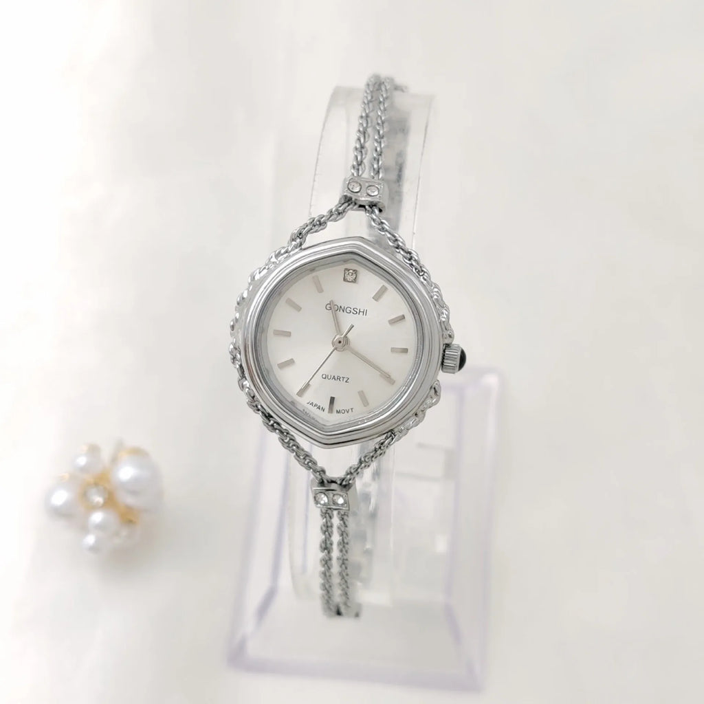 Women's quartz watch with gold copper plating, 25mm dial, mineral glass mirror, and metal chain strap on white background