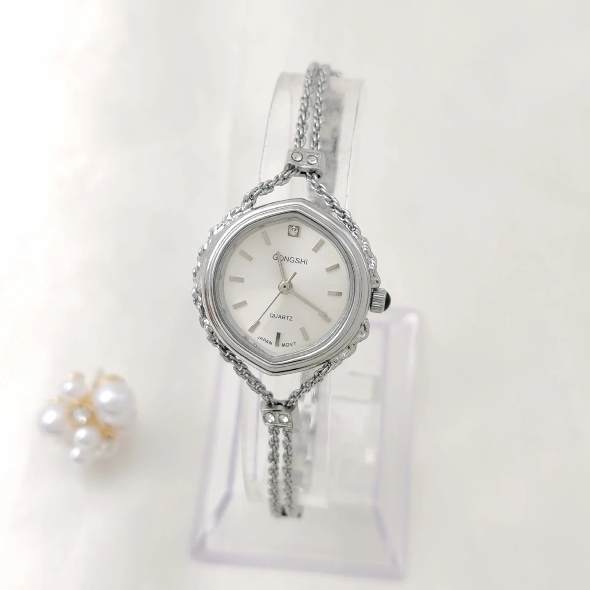 Women's quartz watch with gold copper plating, 25mm dial, mineral glass mirror, and metal chain strap on white background