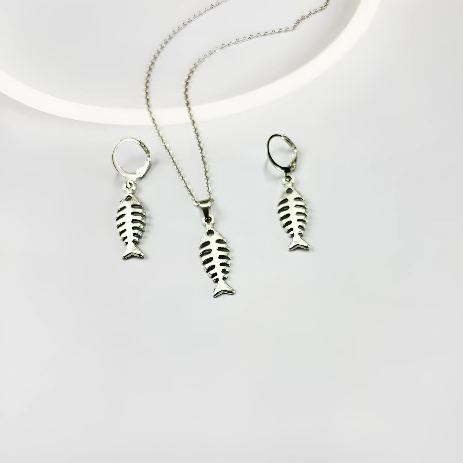 Fishbone motif alloy necklace and matching earrings set on adjustable O-shaped chain