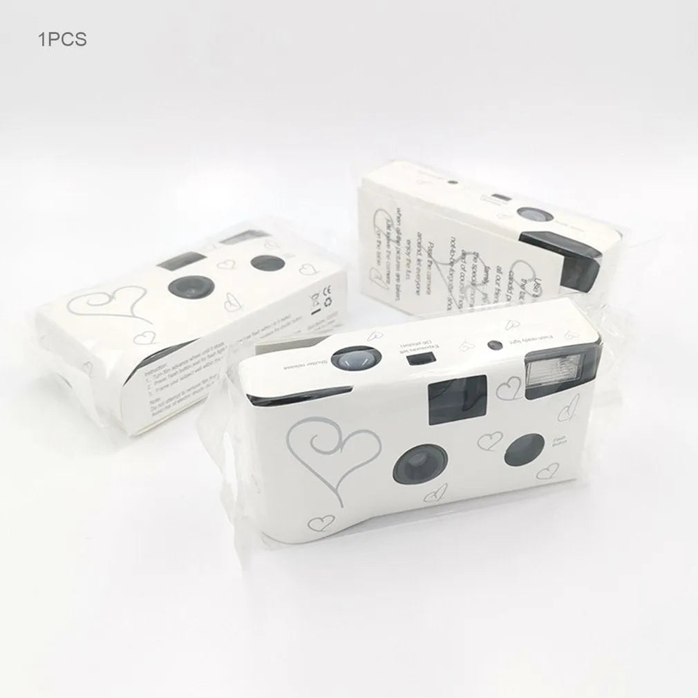 White disposable film camera with manual operation and 3x optical zoom, compact 11.5x6.0x3.3cm size