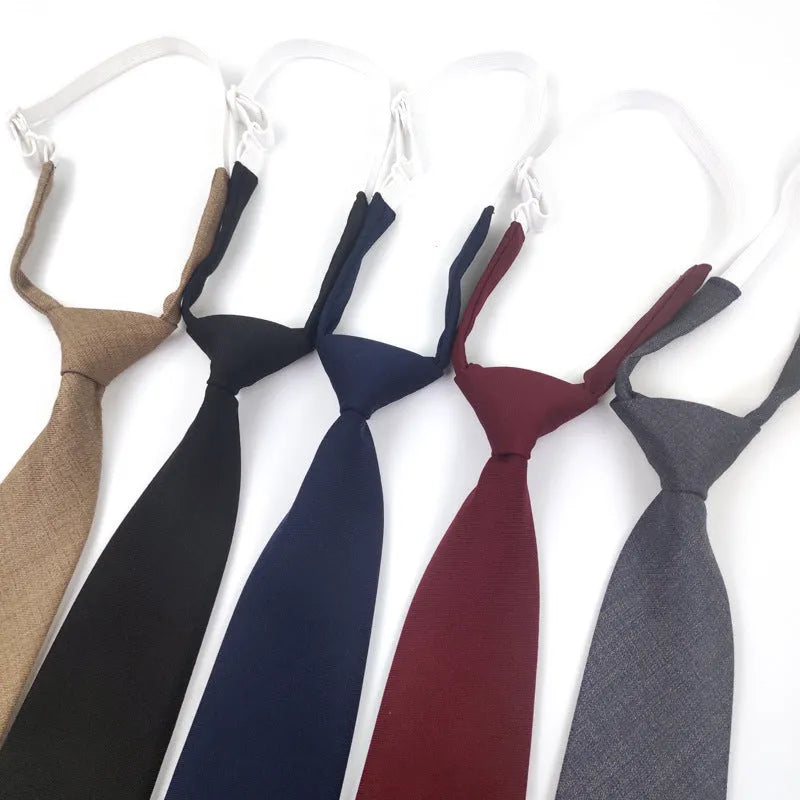 Arrow-style men's cotton bow tie in solid navy blue colour.