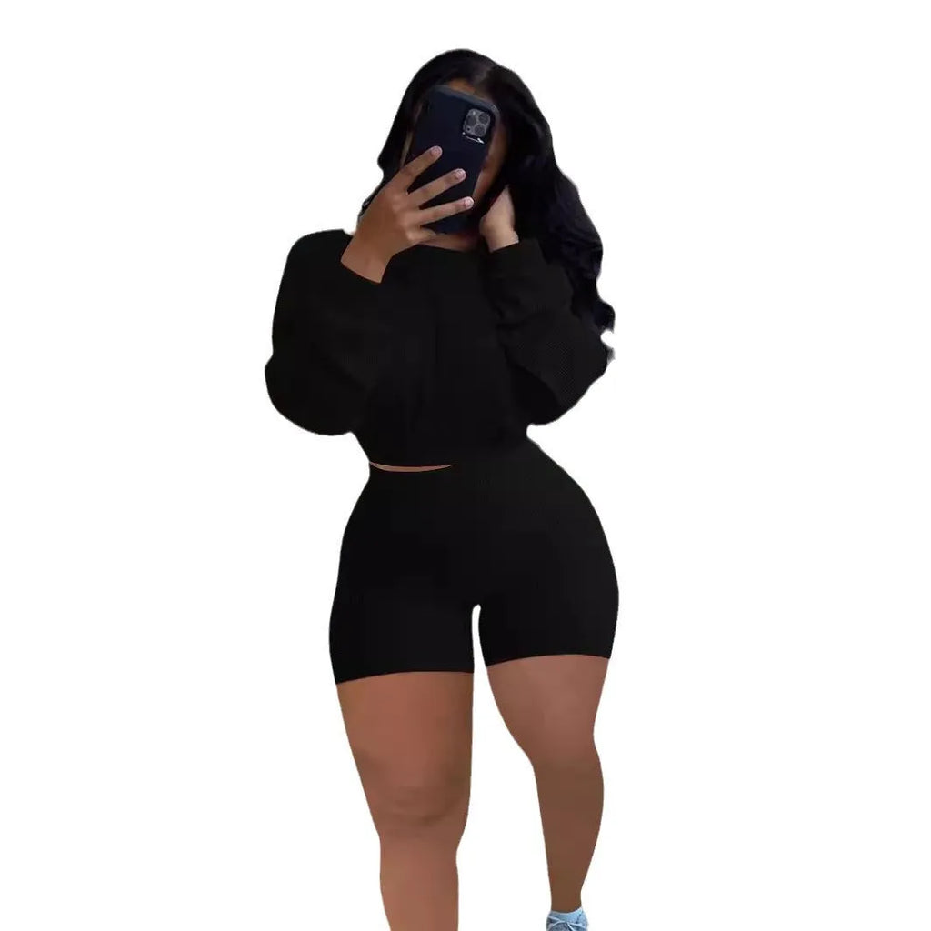 Women's off-shoulder two-piece summer outfit with long sleeves and matching shorts in solid colour