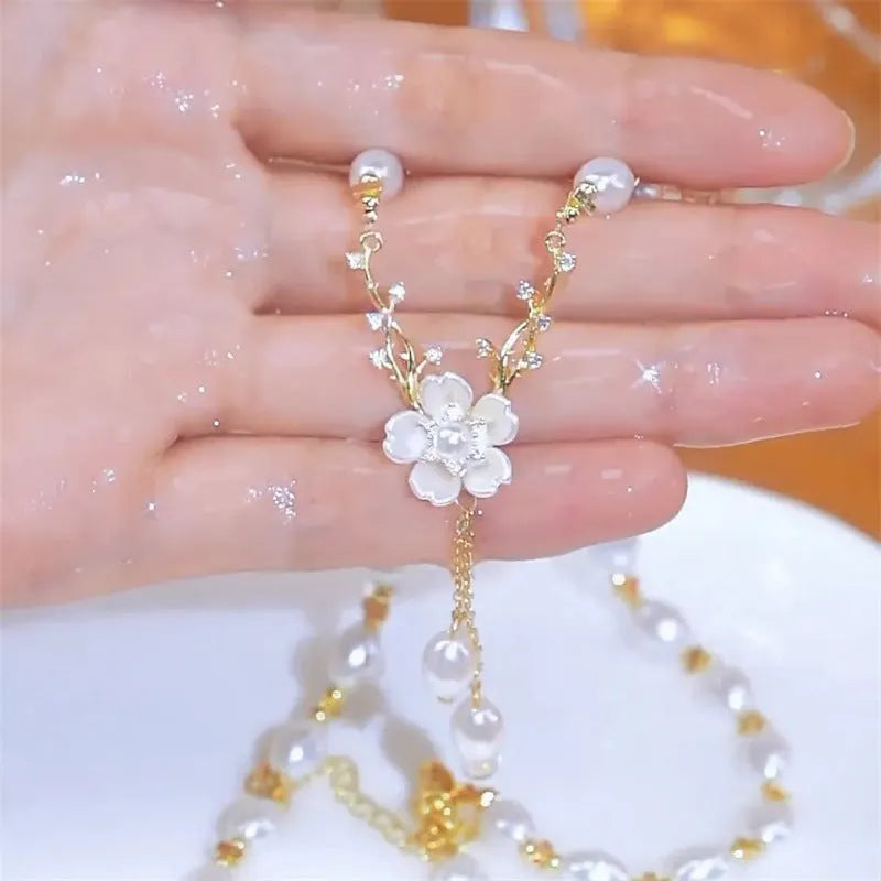 Alloy fashion necklace with pearl flower pendant and rose design elements