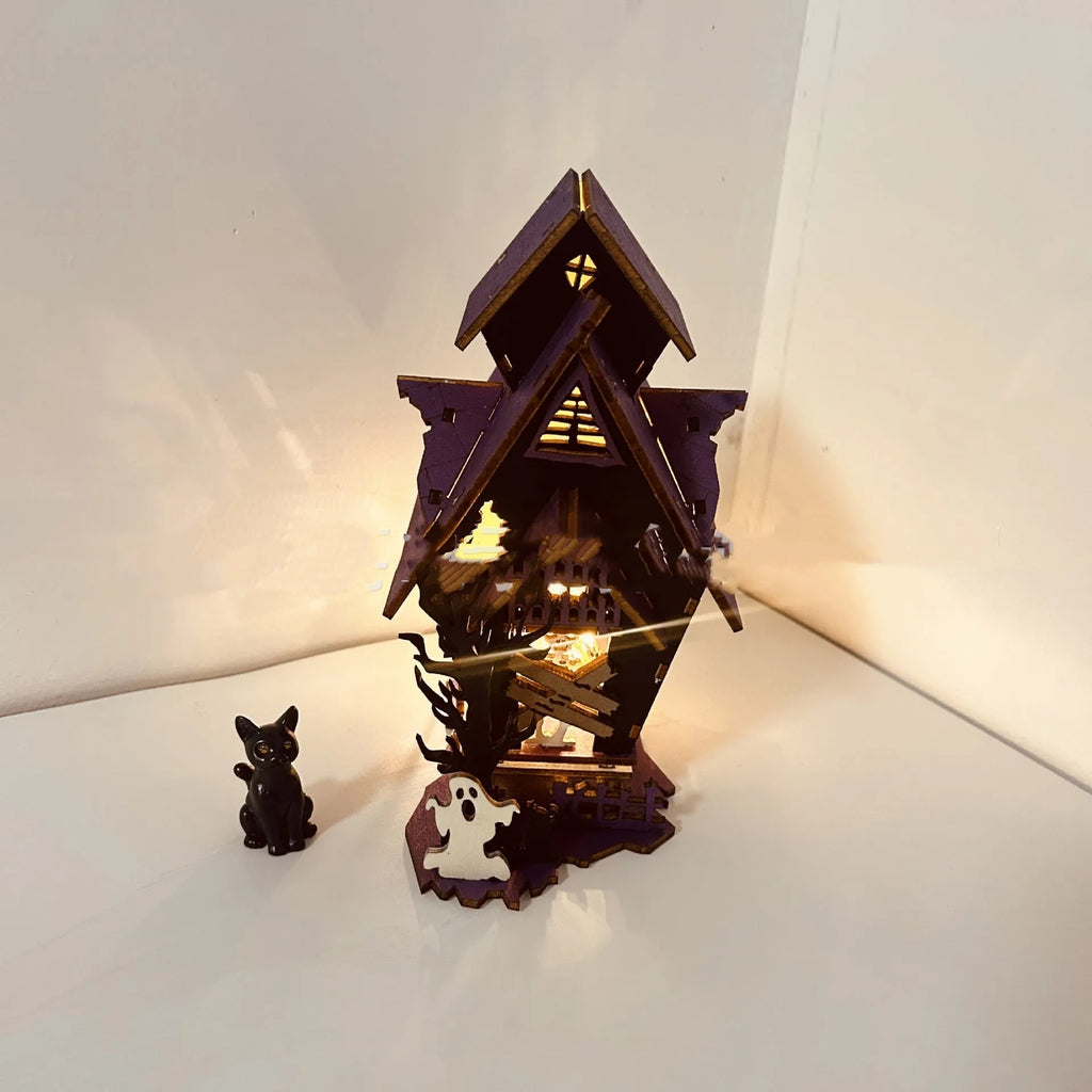 Wooden haunted house Halloween decoration measuring 14x10.5x19cm for DIY table display