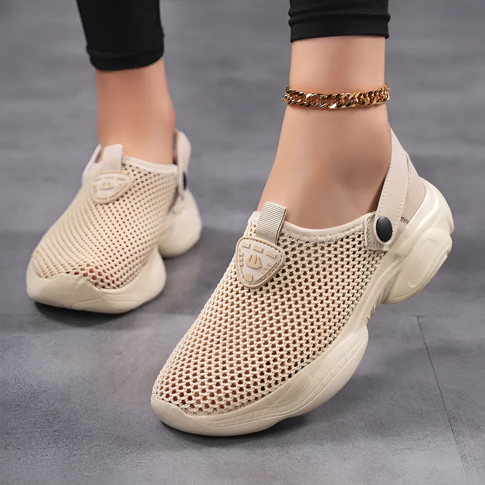 Women's breathable lightweight casual sports sandals in beige with Flyknit upper and round toe shape